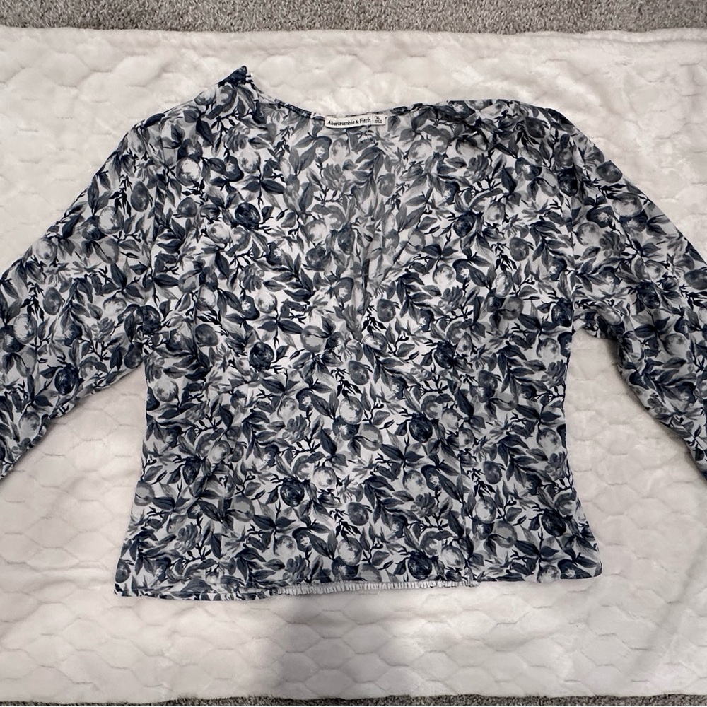 Abercrombie & Fitch Blue Floral V-Neck Ribbed Women’s Top